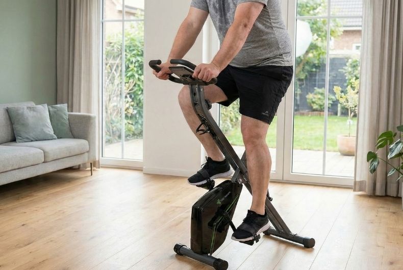 Ein Mann trainiert zuhause mit einem Ergometer bis 150kg belastbar